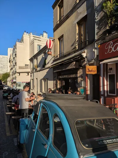 2CV bleue garée devant le bar parisien
