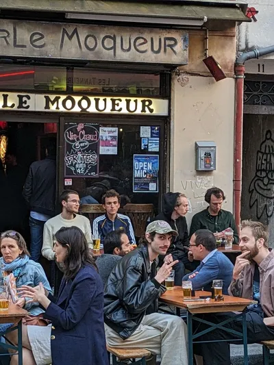 Conversation animée sur la terrasse extérieure